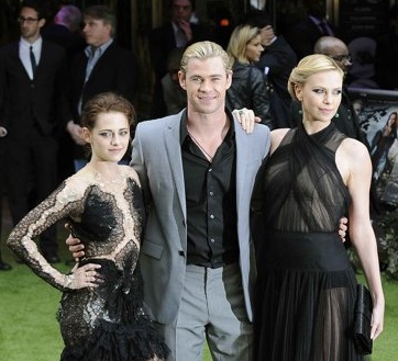 Pese al nacimiento de su hija el actor viajó a Londres para la premier de "Snow White and the Huntsman" junto a Kristen Stewart y Charlize Theron